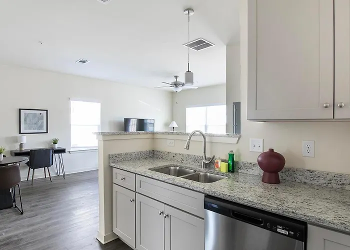 Landing Spectacular 1bd In North Worth Apartment *
