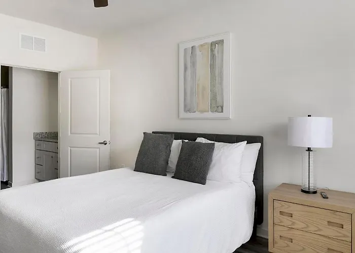 Landing Spectacular 1bd In North Worth Apartment