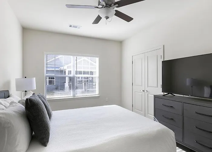 Landing Spectacular 1bd In North Worth Apartment
